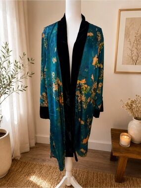 New KIM+ONO Teal Floral Velvet Kimono Robe with Black Trim